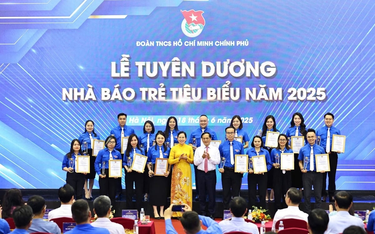 Phó Thủ tướng Bùi Thanh Sơn và Phó Bí thư Đảng ủy Chính phủ Lê Thị Thủy trao giấy chứng nhận cho các nhà báo trẻ tiêu biểu. Ảnh: TTXVN. Phó Thủ tướng Bùi Thanh Sơn và Phó Bí thư Đảng ủy Chính phủ Lê Thị Thủy trao giấy chứng nhận cho các nhà báo trẻ tiêu biểu. Ảnh: TTXVN.