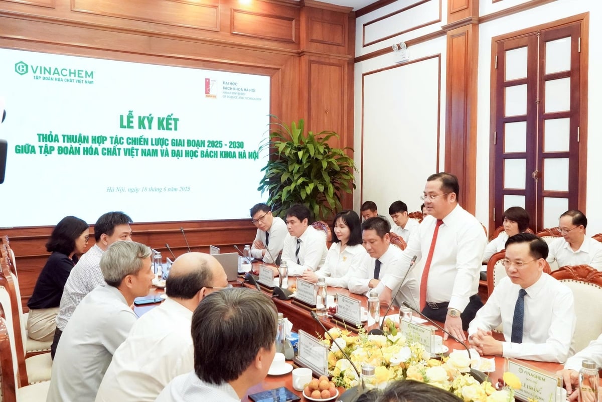 Ông Phùng Quang Hiệp, Chủ tịch Hội đồng Thành viên Vinachem khẳng định mong muốn tăng cường hợp tác với HUST trên các lĩnh vực đào tạo, nghiên cứu khoa học và tuyển dụng nhân sự. Ảnh: Vinachem.