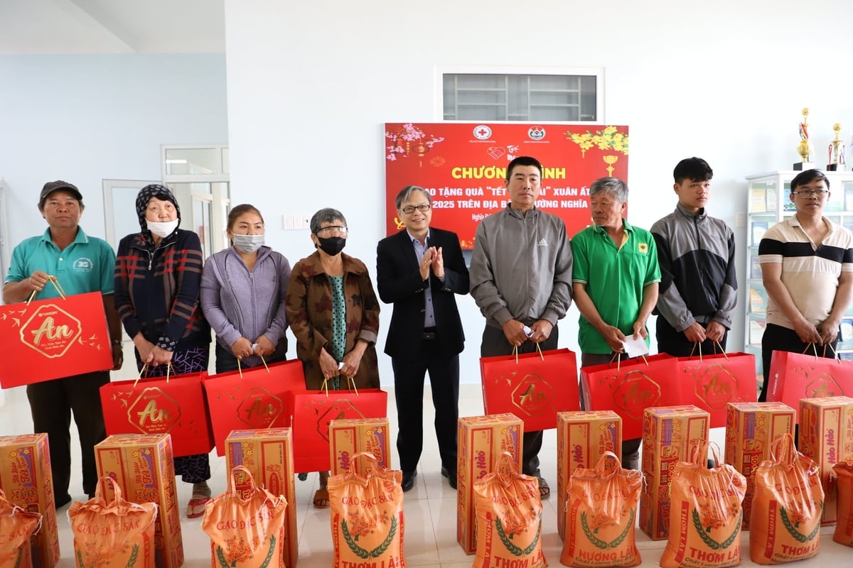 pc-dak-nong-tang-qua-cac-ho-dan-co-hoan-canh-kho-khan-2-152537_630