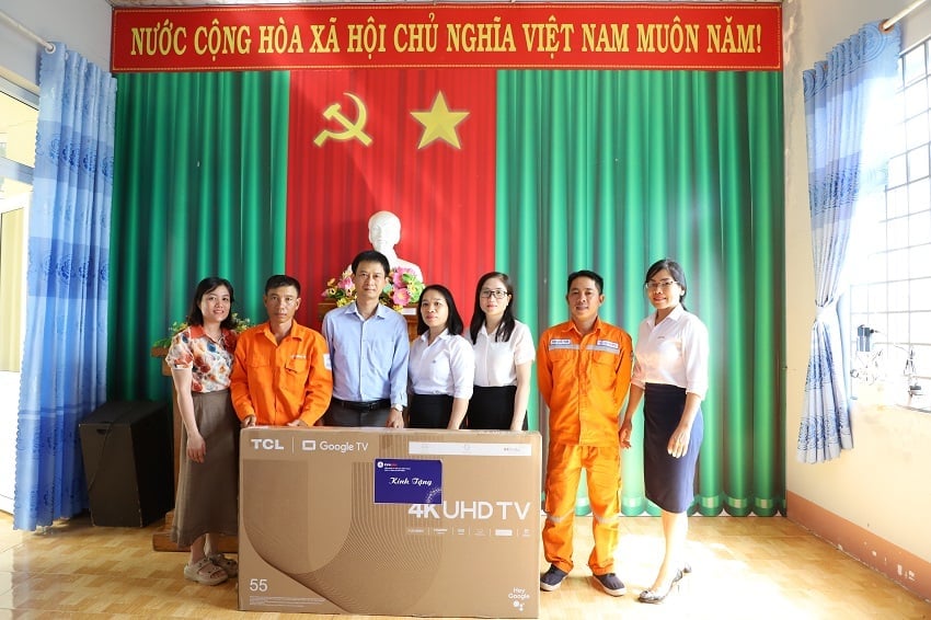 pc-dak-nong-trao-tang-ti-vi-cho-cac-truong-hoc-vung-sau-vung-xa-154803_943