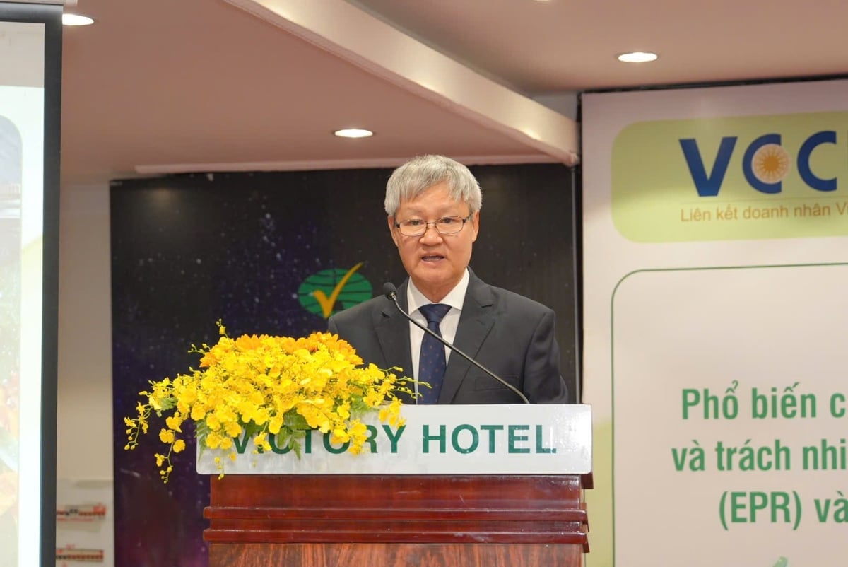 Ông Võ Tân Thành - Phó Chủ tịch Liên đoàn thương mại và công nghiệp Việt Nam (VCCI) cho biết dự thảo Nghị định EPR mới được xây dựng với nhiều điểm mới. Ảnh: Hà Duyên. Ông Võ Tân Thành - Phó Chủ tịch Liên đoàn thương mại và công nghiệp Việt Nam (VCCI) cho biết dự thảo Nghị định EPR mới được xây dựng với nhiều điểm mới. Ảnh: Hà Duyên.