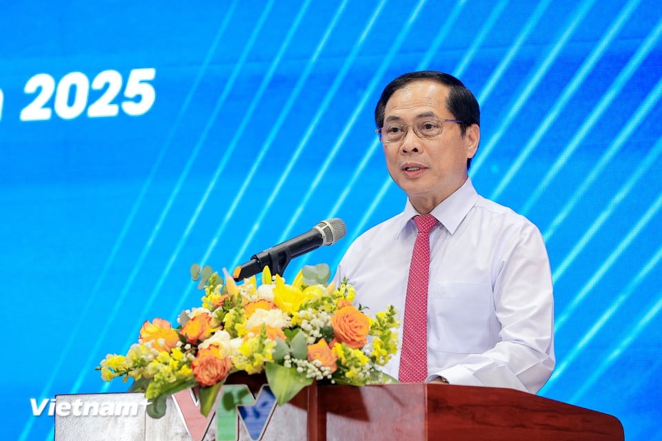 Phó Thủ tướng Chính phủ, Bộ trưởng Bộ Ngoại giao Bùi Thanh Sơn phát biểu tại Lễ tuyên dương tối 18/6. Ảnh: TTXVN. Phó Thủ tướng Chính phủ, Bộ trưởng Bộ Ngoại giao Bùi Thanh Sơn phát biểu tại Lễ tuyên dương tối 18/6. Ảnh: TTXVN.