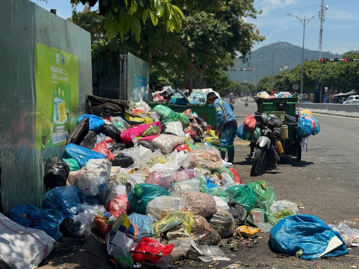 Rác bị ùn ứ tại nhiều điểm tập kết trên địa bàn quận Liên Chiểu (Đà Nẵng). Ảnh: Lan Anh. Rác bị ùn ứ tại nhiều điểm tập kết trên địa bàn quận Liên Chiểu (Đà Nẵng). Ảnh: Lan Anh.