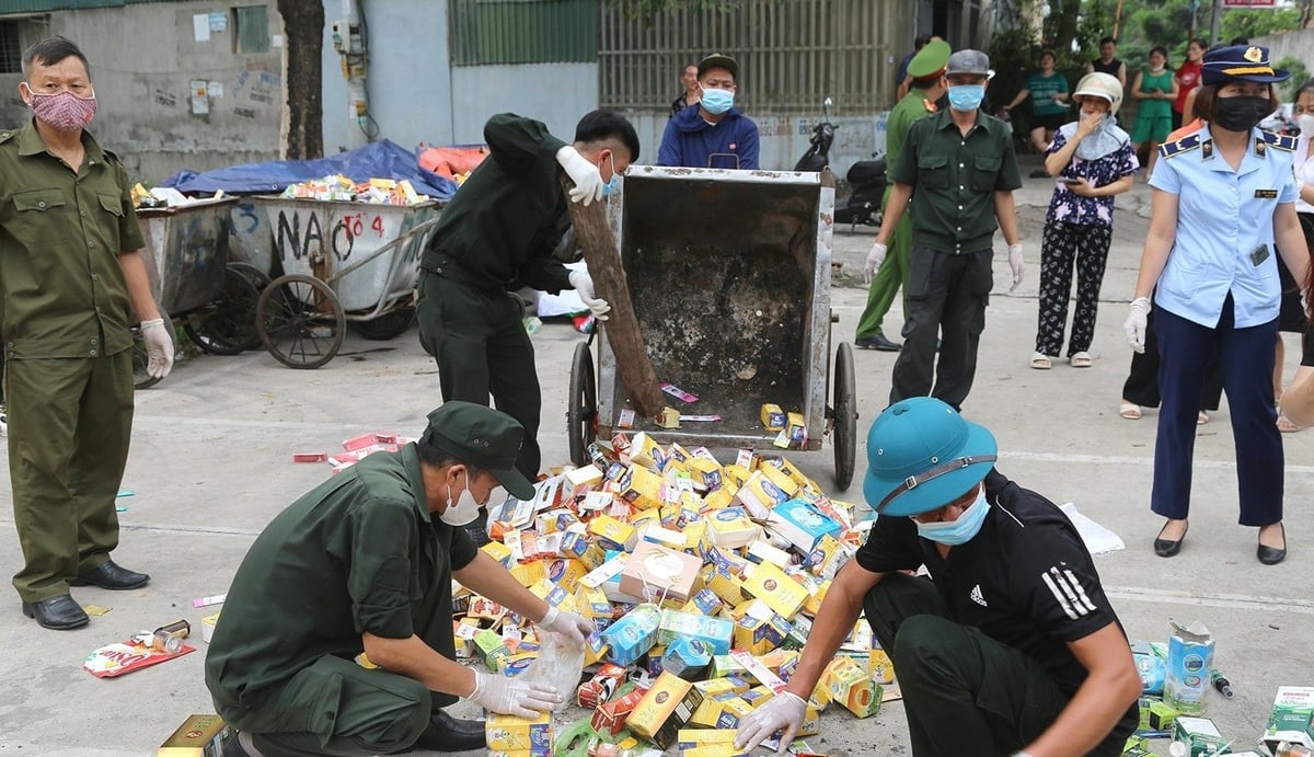 Hàng nghìn thực phẩm chức năng bị vứt bỏ đã xác minh được chủ nhân. Ảnh: Vietnamnet.vn. Hàng nghìn thực phẩm chức năng bị vứt bỏ đã xác minh được chủ nhân. Ảnh: Vietnamnet.vn.