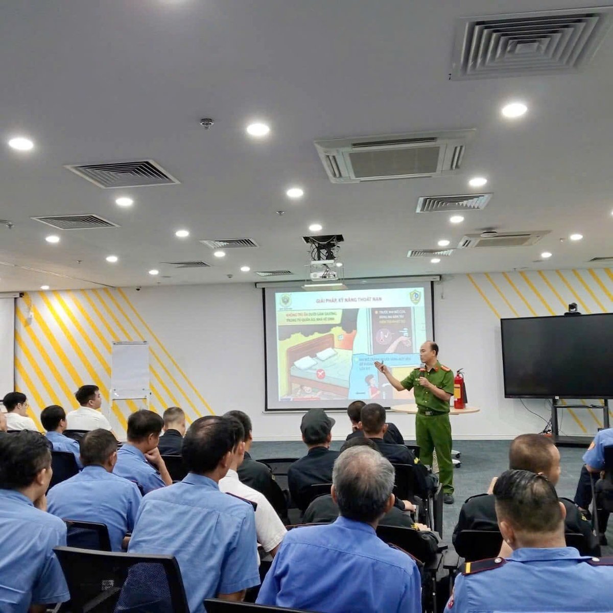 Đào tạo diễn tập PCCC, cứu hộ định kỳ do đơn vị vận hành chuyên nghiệp tổ chức. Ảnh: Minh Hương. Đào tạo diễn tập PCCC, cứu hộ định kỳ do đơn vị vận hành chuyên nghiệp tổ chức. Ảnh: Minh Hương.