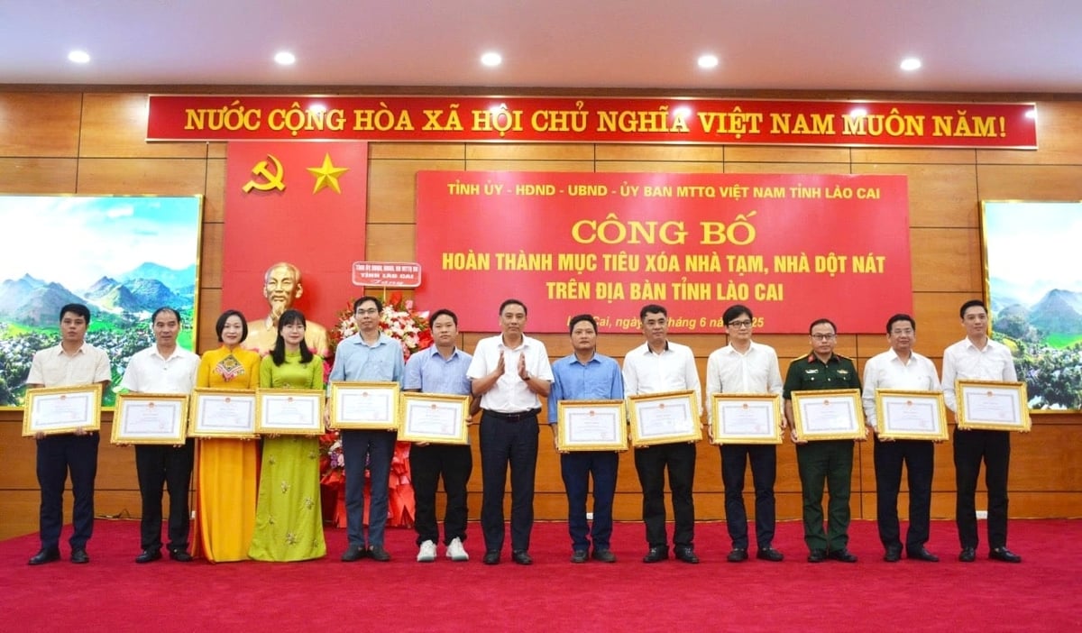 Trao tặng Bằng khen cho các tập thể và cá nhân có thành tích xuất sắc trong thực hiện xóa nhà tạm, nhà dột nát ở tỉnh Lào Cai. Ảnh: Bích Hợp. Trao tặng Bằng khen cho các tập thể và cá nhân có thành tích xuất sắc trong thực hiện xóa nhà tạm, nhà dột nát ở tỉnh Lào Cai. Ảnh: Bích Hợp.