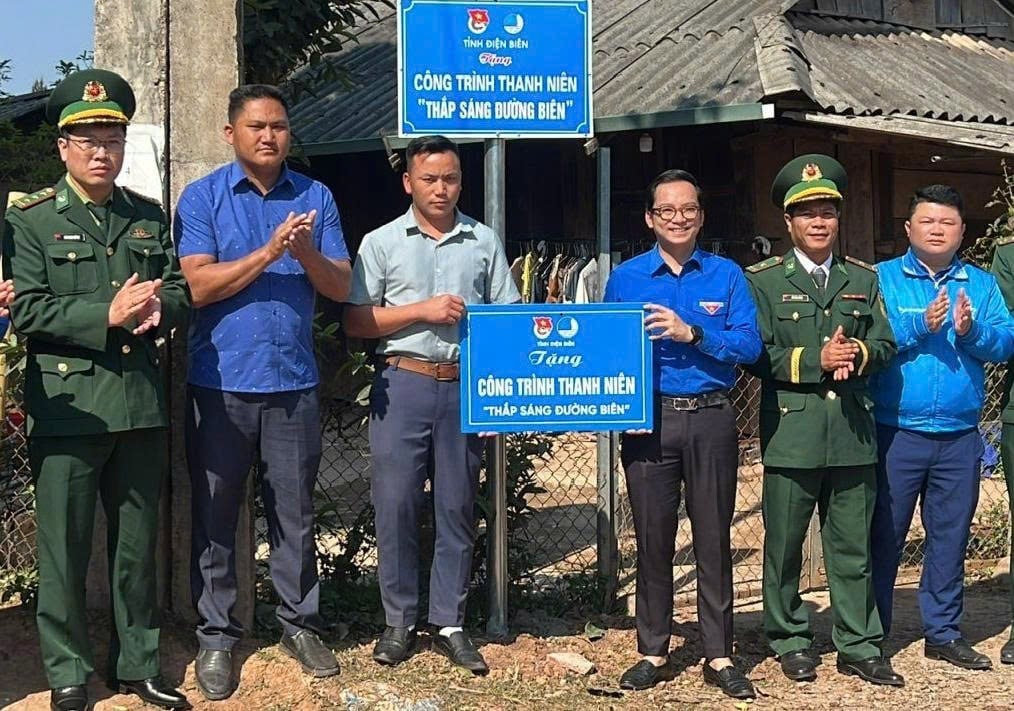 Trao tặng công trình thanh niên thắp sáng đường biên. Ảnh: Hoàng Châu. Trao tặng công trình thanh niên thắp sáng đường biên. Ảnh: Hoàng Châu.