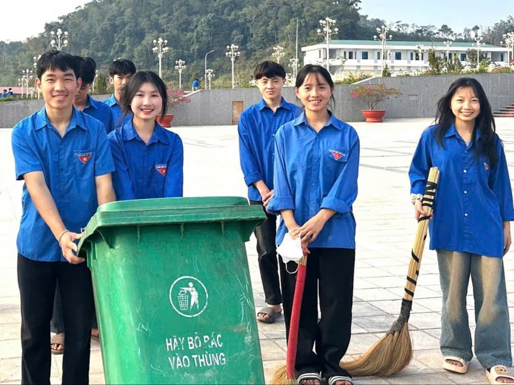 Đoàn viên thanh niên tham gia dọn dẹp vệ sinh môi trường. Ảnh: Hoàng Châu. Đoàn viên thanh niên tham gia dọn dẹp vệ sinh môi trường. Ảnh: Hoàng Châu.