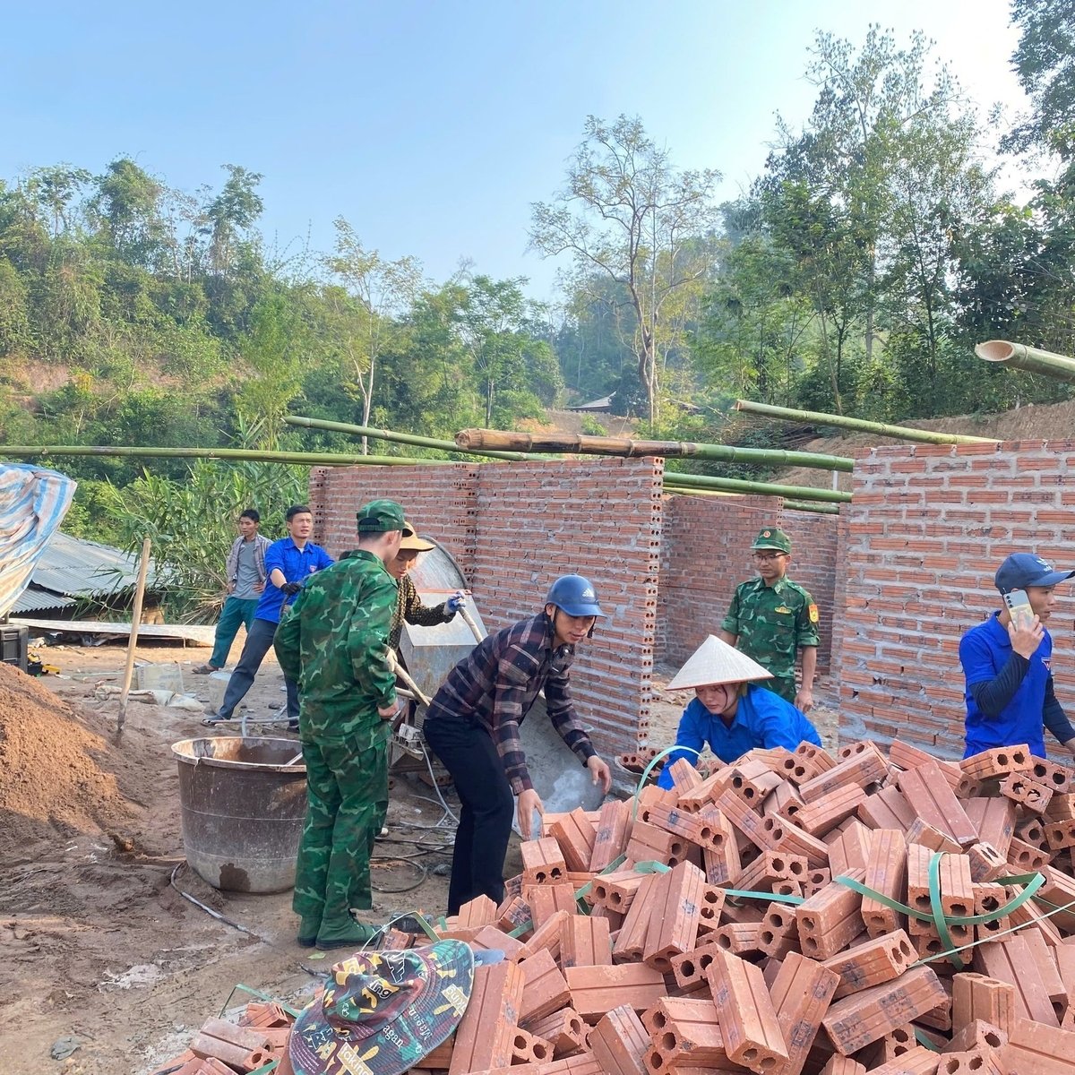 Tuổi trẻ Nậm Pồ giúp đỡ ngày công chung tay xóa nhà tạm, nhà dột nát. Ảnh: Hoàng Châu. Tuổi trẻ Nậm Pồ giúp đỡ ngày công chung tay xóa nhà tạm, nhà dột nát. Ảnh: Hoàng Châu.