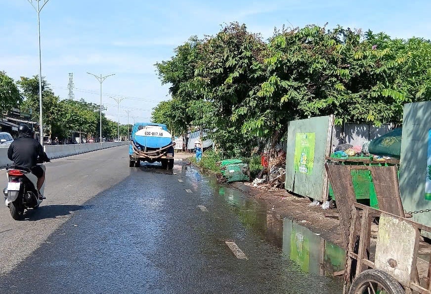 Đơn vị thu gom đã huy động lực lượng công nhân cùng phương tiện chuyên dụng để vừa thu gom rác, vừa phun nước khử mùi tại các điểm nóng. Ảnh: Lan Anh. Đơn vị thu gom đã huy động lực lượng công nhân cùng phương tiện chuyên dụng để vừa thu gom rác, vừa phun nước khử mùi tại các điểm nóng. Ảnh: Lan Anh.