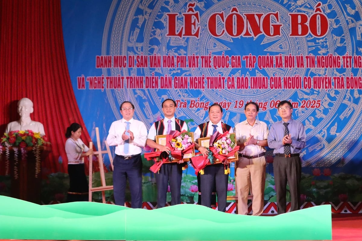 Lãnh đạo Cục Di sản Văn hóa trao quyết định công nhận Tết Ngã Rạ và Nghệ thuật trình diễn dân gian Cà đáo của đồng bào dân tộc Cor là di sản văn hóa phi vật thể quốc gia. Ảnh: Võ Hà. Lãnh đạo Cục Di sản Văn hóa trao quyết định công nhận Tết Ngã Rạ và Nghệ thuật trình diễn dân gian Cà đáo của đồng bào dân tộc Cor là di sản văn hóa phi vật thể quốc gia. Ảnh: Võ Hà.