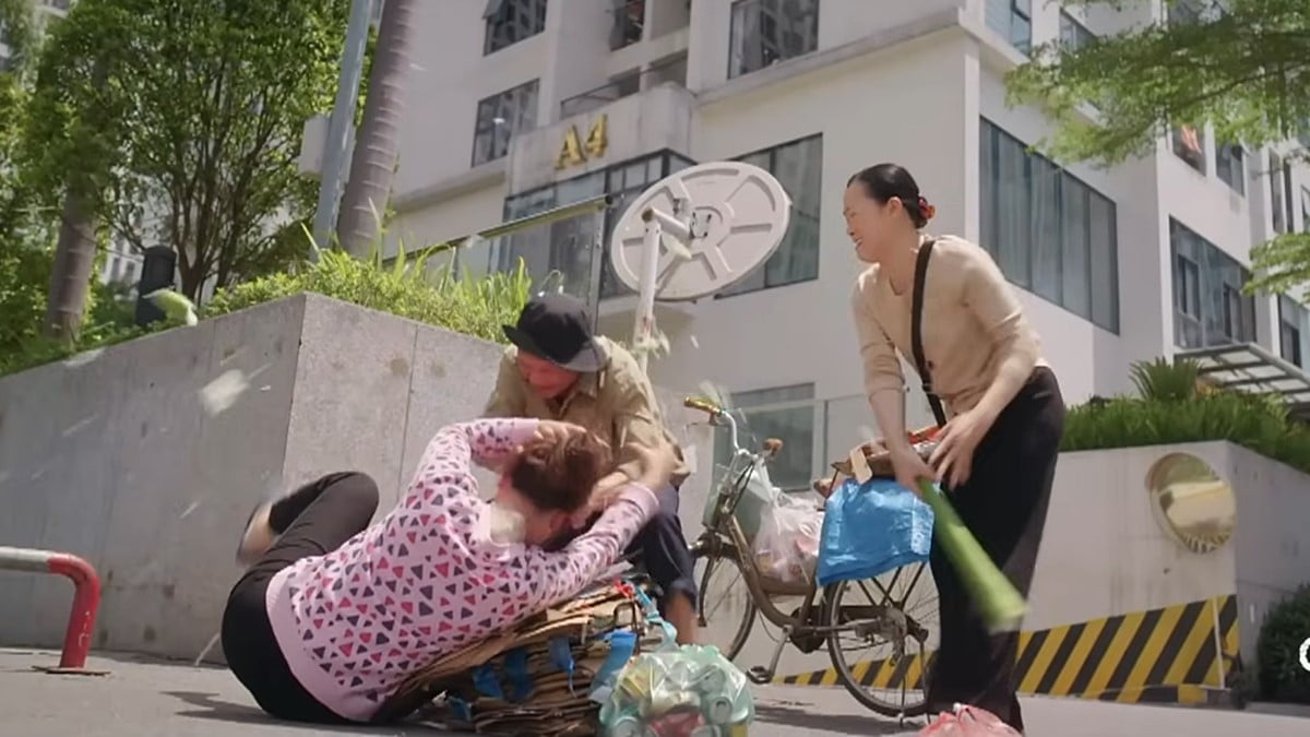 Cô Tuyết cầm bí đánh vào đầu người đàn ông. Ảnh CMH Cô Tuyết cầm bí đánh vào đầu người đàn ông. Ảnh CMH