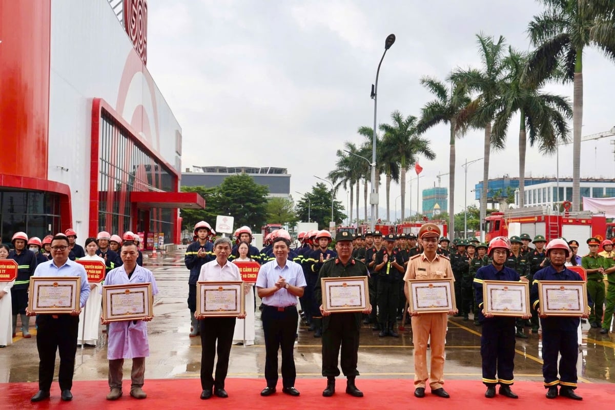 Tập thể và cá nhân có thành tích xuất sắc trong chuẩn bị, tổ chức diễn tập được nhận Bằng khen của Chủ tịch UBND tỉnh. Ảnh: Phạm Minh.