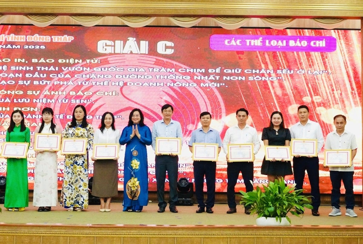 Phóng viên Lê Hoàng Vũ, Báo Nông nghiệp và Môi trường (thứ 6 từ trái sang) nhận giải C Giải Báo chí tỉnh Đồng Tháp năm 2025. Ảnh: CTV. Phóng viên Lê Hoàng Vũ, Báo Nông nghiệp và Môi trường (thứ 6 từ trái sang) nhận giải C Giải Báo chí tỉnh Đồng Tháp năm 2025. Ảnh: CTV.