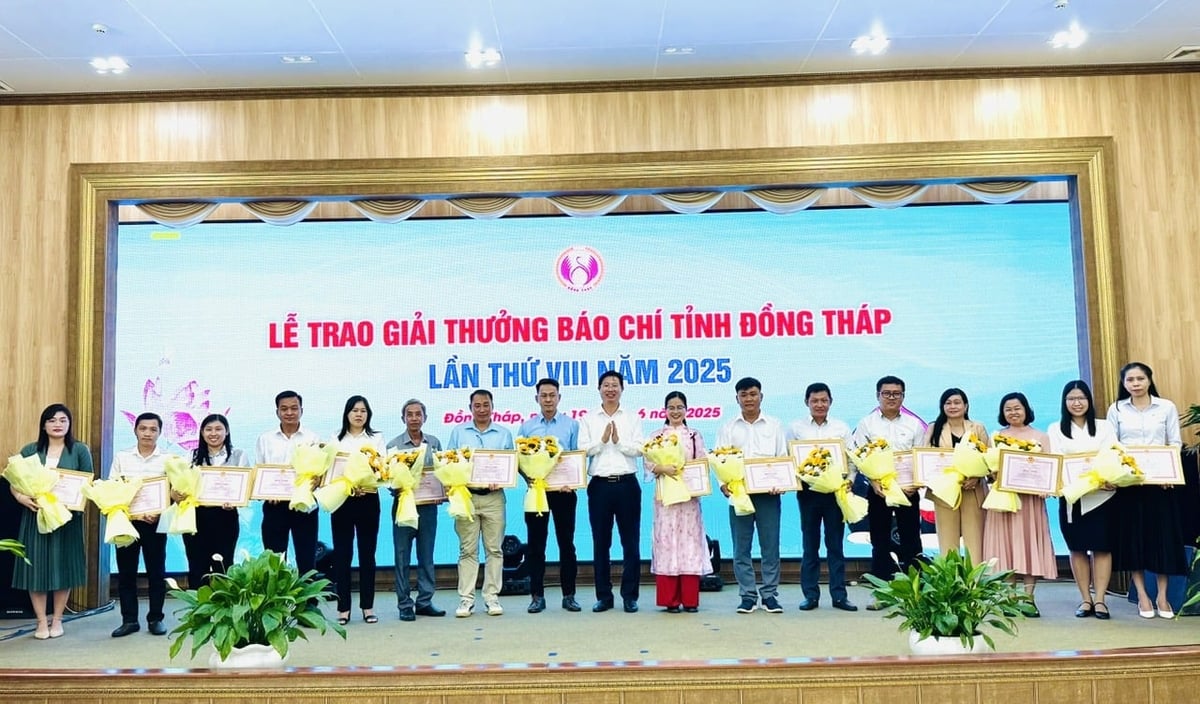 Lãnh đạo tỉnh Đồng Tháp trao Bằng khen của UBND tỉnh cho các phóng viên báo, đài đoạt giải nhất Giải Báo chí tỉnh Đồng Tháp lần thứ VIII năm 2025. Ảnh: Lê Hoàng Vũ. Lãnh đạo tỉnh Đồng Tháp trao Bằng khen của UBND tỉnh cho các phóng viên báo, đài đoạt giải nhất Giải Báo chí tỉnh Đồng Tháp lần thứ VIII năm 2025. Ảnh: Lê Hoàng Vũ.