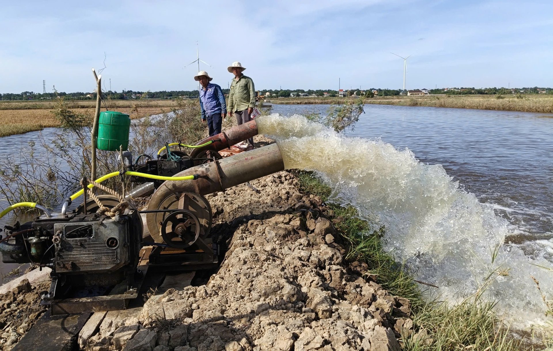 Xã Hồng Thủy đặt thêm trạm bơm để khẩn trương tiết nước lũ trên đồng. Ảnh: T. Đức.