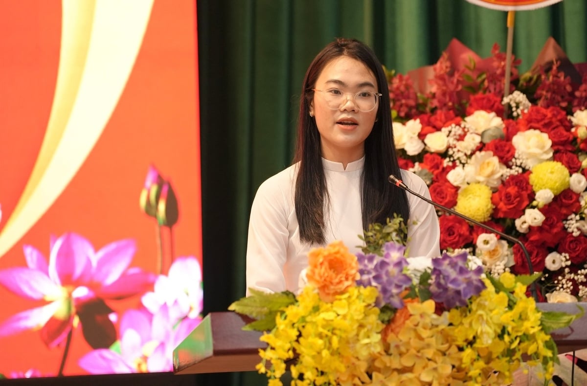 Sinh viên tiêu biểu Thân Thị Huyền Mai, Phó Bí thư Đoàn trường, đảng viên chi bộ Kinh tế – Tài chính phát biểu tham luận tại Đại hội. Ảnh: Phạm Minh. Sinh viên tiêu biểu Thân Thị Huyền Mai, Phó Bí thư Đoàn trường, đảng viên chi bộ Kinh tế – Tài chính phát biểu tham luận tại Đại hội. Ảnh: Phạm Minh.