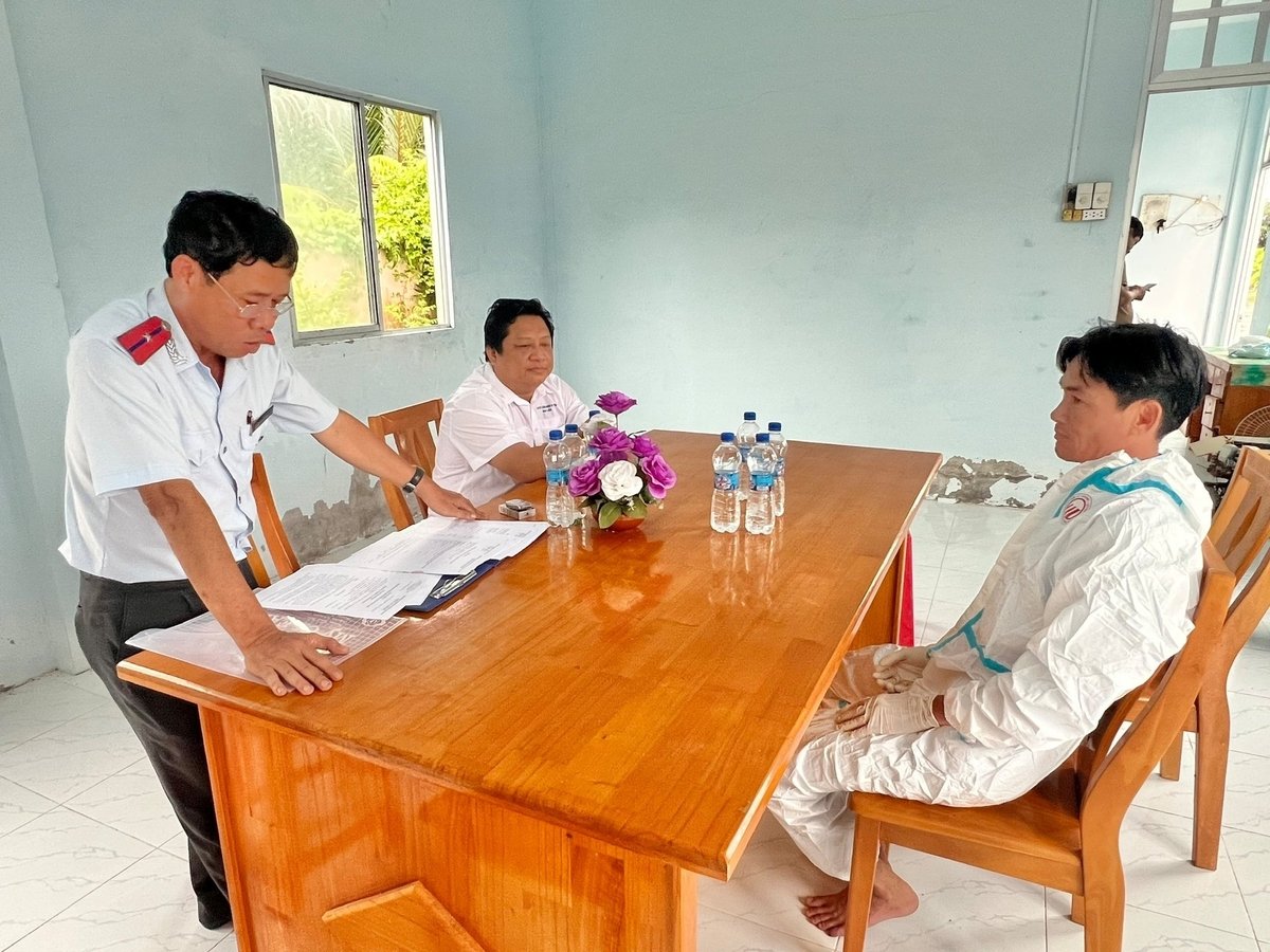 Thanh tra Sở Nông nghiệp và Môi trường tỉnh Bạc Liêu đọc quyết định tiêu hủy toàn bộ số heo của ông Nguyễn Văn Thống. Ảnh: Trọng Linh. Thanh tra Sở Nông nghiệp và Môi trường tỉnh Bạc Liêu đọc quyết định tiêu hủy toàn bộ số heo của ông Nguyễn Văn Thống. Ảnh: Trọng Linh.
