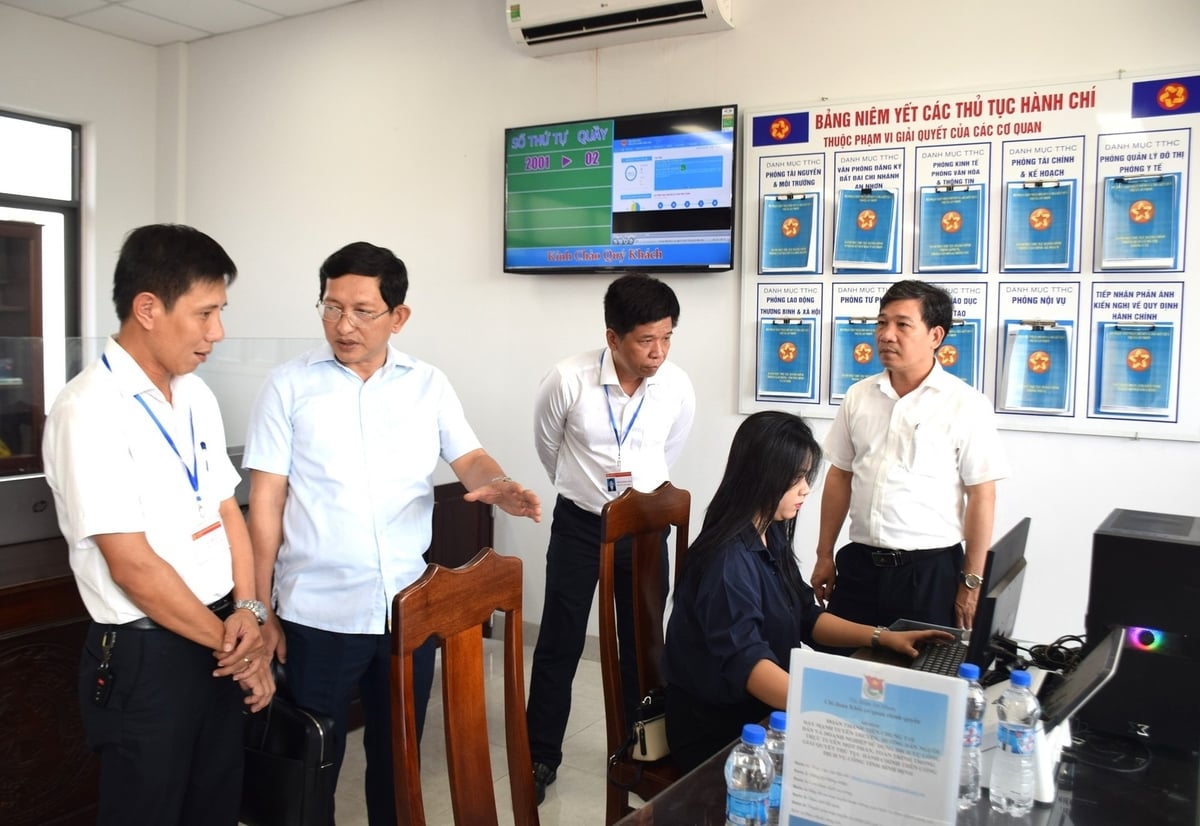 Ông Mai Việt Trung và cán bộ các cơ quan chức năng trao đổi các giải pháp nâng cao năng lực xử lý thủ tục hành chính tại Trung tâm Phục vụ hành chính công phường Bình Định để nâng chất lượng phục vụ nhân dân. Ảnh: V.Đ.T. Ông Mai Việt Trung và cán bộ các cơ quan chức năng trao đổi các giải pháp nâng cao năng lực xử lý thủ tục hành chính tại Trung tâm Phục vụ hành chính công phường Bình Định để nâng chất lượng phục vụ nhân dân. Ảnh: V.Đ.T.