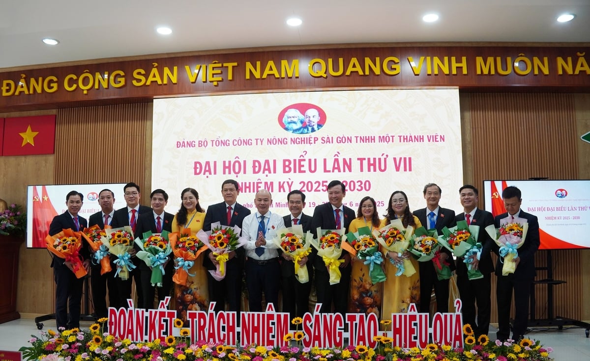 Ông Nguyễn Xuân Lộc, Phó Ban Tuyên giáo và Dân vận Đảng ủy UBND TP.HCM (áo trắng, đứng giữa) tặng hoa chúc mừng các đồng chí trúng cử Ban Chấp hành Đảng bộ Sagri nhiệm kỳ 2025 - 2030. Ảnh: Nguyễn Thủy. Ông Nguyễn Xuân Lộc, Phó Ban Tuyên giáo và Dân vận Đảng ủy UBND TP.HCM (áo trắng, đứng giữa) tặng hoa chúc mừng các đồng chí trúng cử Ban Chấp hành Đảng bộ Sagri nhiệm kỳ 2025 - 2030. Ảnh: Nguyễn Thủy.