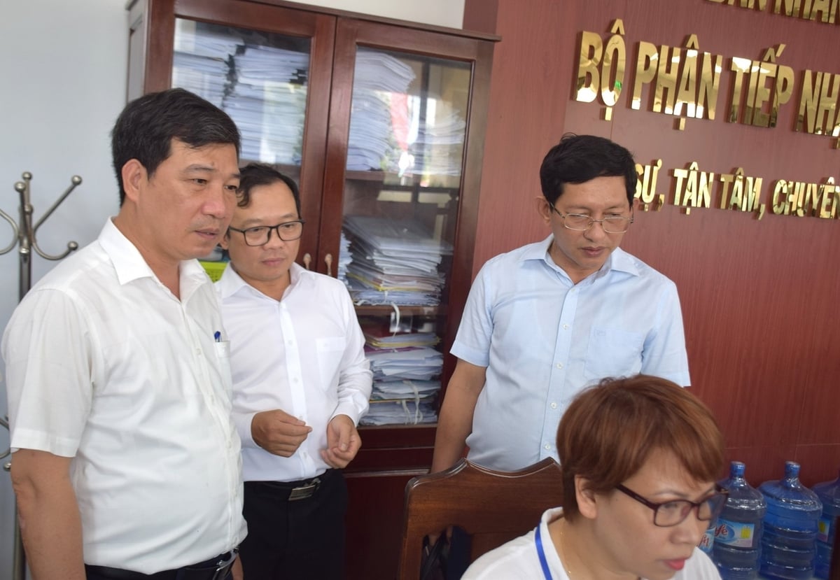 Ông Mai Việt Trung, Trưởng Ban Tổ chức Tỉnh ủy Bình Định (ngoài cùng bìa phải) cùng lãnh đạo phường Bình Định mới (thị xã An Nhơn) kiểm tra việc vận hành thử nghiệm việc xử lý, gửi - nhận văn bản điện tử liên thông và giải quyết thủ tục hành chính theo mô hình chính quyền địa phương 2 cấp tại Trung tâm Phục vụ hành chính công phường Bình Định. Ảnh: V.Đ.T. Ông Mai Việt Trung, Trưởng Ban Tổ chức Tỉnh ủy Bình Định (ngoài cùng bìa phải) cùng lãnh đạo phường Bình Định mới (thị xã An Nhơn) kiểm tra việc vận hành thử nghiệm việc xử lý, gửi - nhận văn bản điện tử liên thông và giải quyết thủ tục hành chính theo mô hình chính quyền địa phương 2 cấp tại Trung tâm Phục vụ hành chính công phường Bình Định. Ảnh: V.Đ.T.