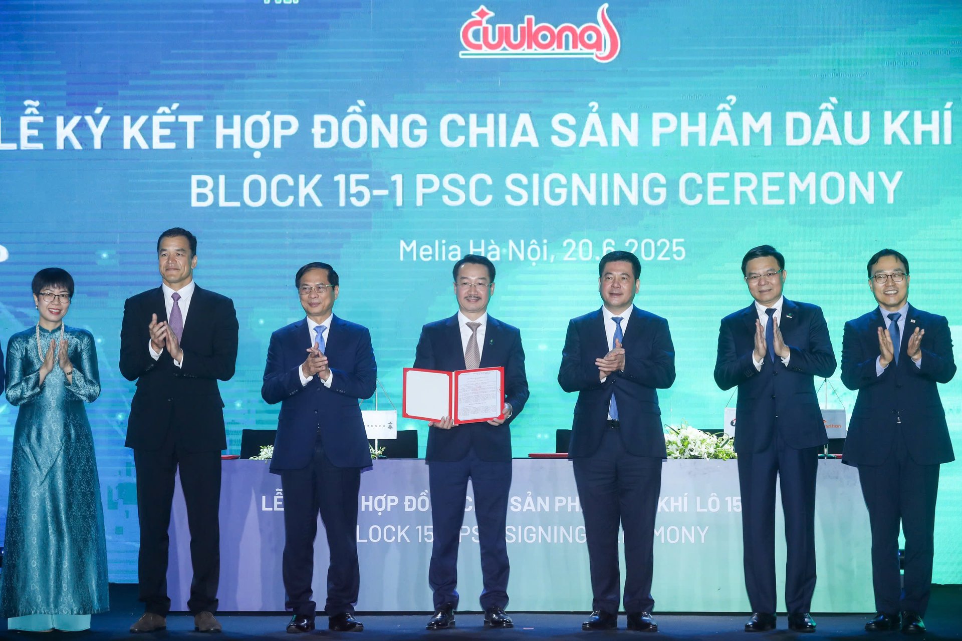 Phó Thủ tướng Bùi Thanh Sơn và Bộ trưởng Bộ Công Thương Nguyễn Hồng Diên cùng lãnh đạo Petrovietnam trao Hợp đồng phân chia dầu khí Lô 15 - 1 cho PVEP và các đối tác. Ảnh: Hồng Thắm. Phó Thủ tướng Bùi Thanh Sơn và Bộ trưởng Bộ Công Thương Nguyễn Hồng Diên cùng lãnh đạo Petrovietnam trao Hợp đồng phân chia dầu khí Lô 15 - 1 cho PVEP và các đối tác. Ảnh: Hồng Thắm.