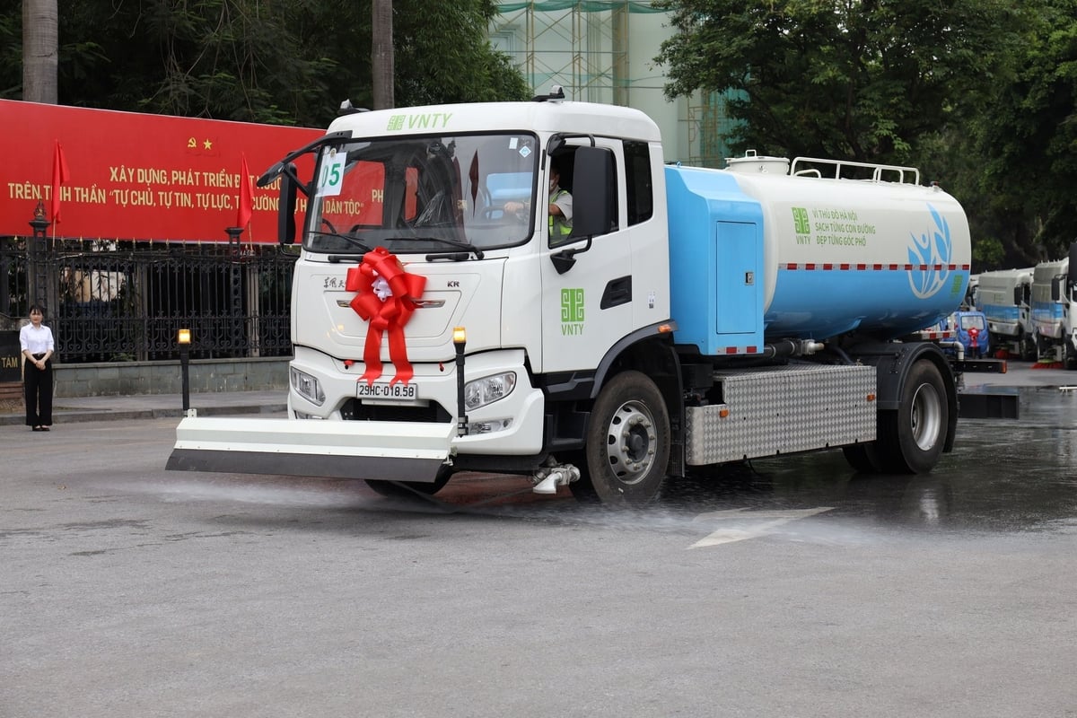 Xe xịt rửa cao áp cỡ lớn chạy điện sở hữu hình thức đẹp với nhiều tính năng ưu việt như làm sạch hiệu quả, thân thiện với môi trường. Ảnh: Hoàng Hiền. Xe xịt rửa cao áp cỡ lớn chạy điện sở hữu hình thức đẹp với nhiều tính năng ưu việt như làm sạch hiệu quả, thân thiện với môi trường. Ảnh: Hoàng Hiền.
