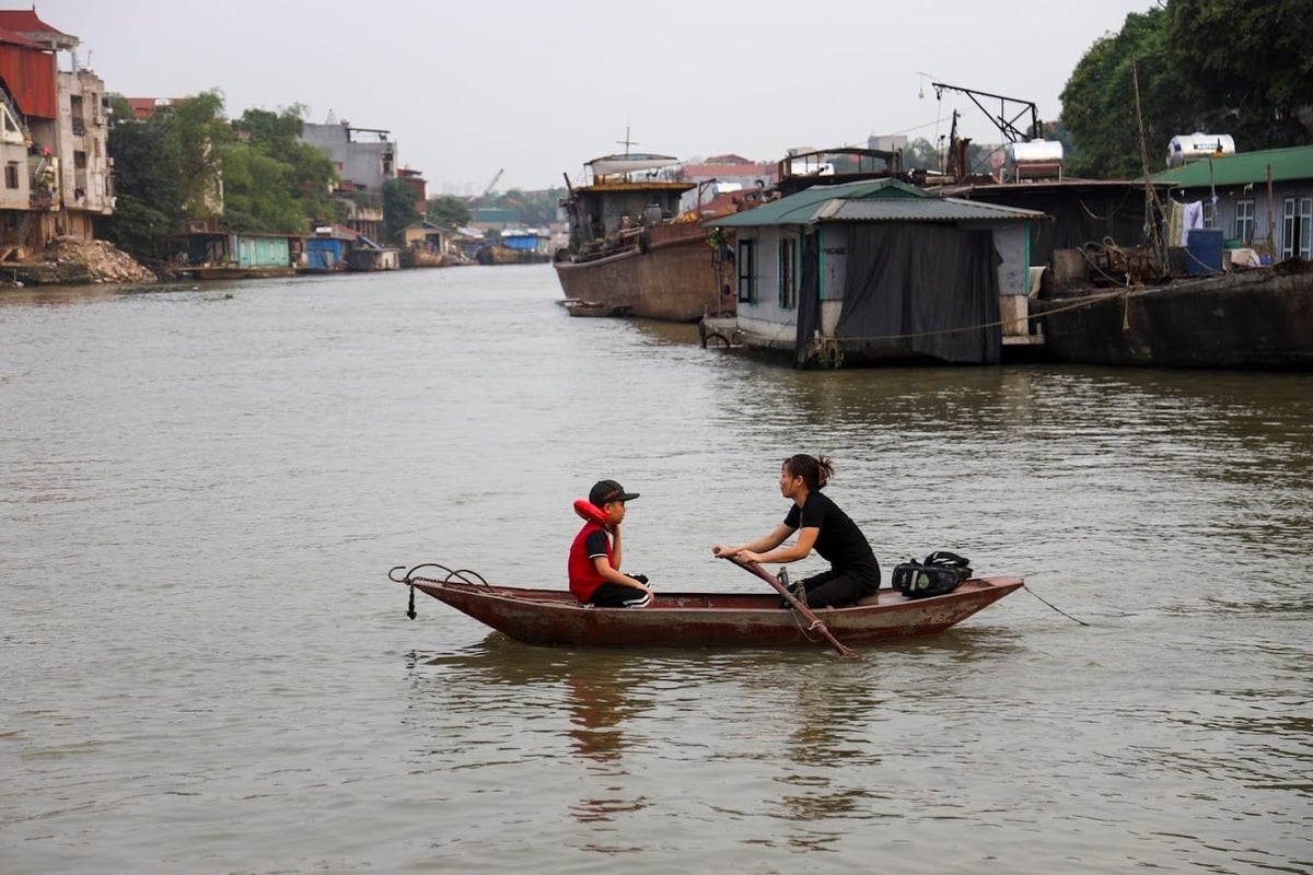 Chèo thuyền trên sông. Ảnh minh họa. Chèo thuyền trên sông. Ảnh minh họa.