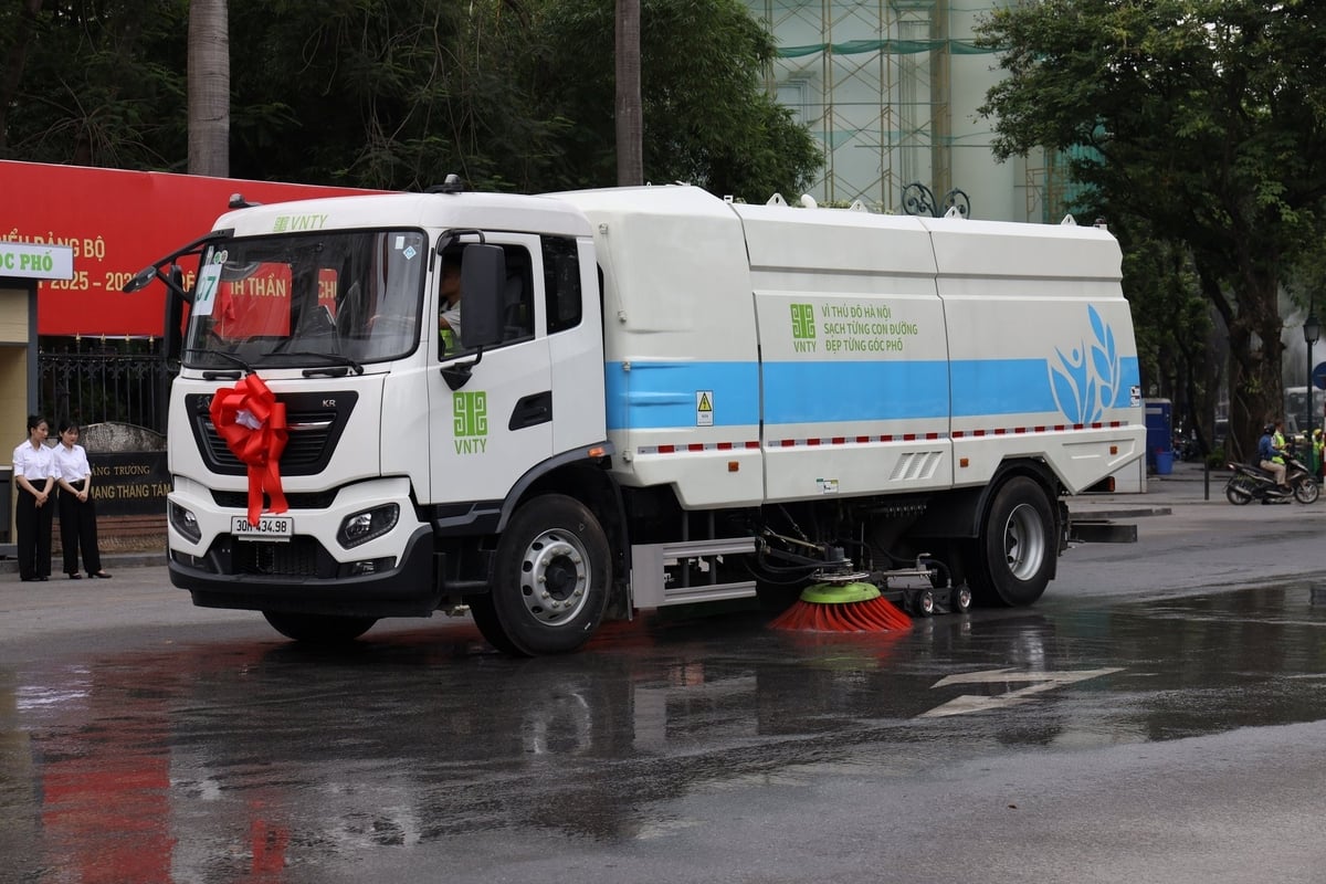 Xe quét rửa cỡ lớn chạy bằng điện được thiết kế 10 chế độ tác nghiệp, đảm bảo mặt đường không còn vết bẩn và nước đọng, thể hiện năng lực quét hút và thu gom hiệu quả cao. Ảnh: Hoàng Hiền. Xe quét rửa cỡ lớn chạy bằng điện được thiết kế 10 chế độ tác nghiệp, đảm bảo mặt đường không còn vết bẩn và nước đọng, thể hiện năng lực quét hút và thu gom hiệu quả cao. Ảnh: Hoàng Hiền.