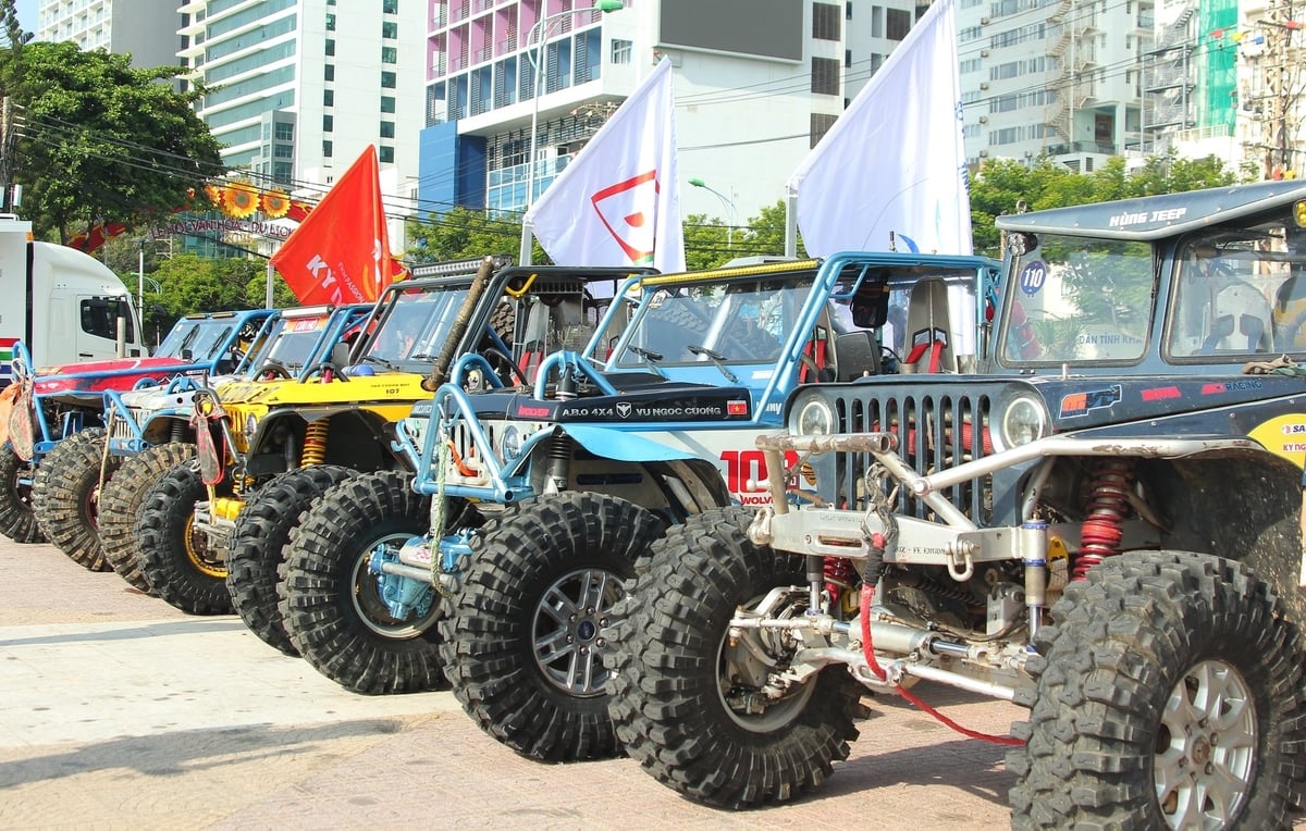 Ban tổ chức giải trưng bày các hạng xe thi đấu tại giải gồm: Hạng chuyên nghiệp, nâng cấp và bán tải cơ bản. Ảnh: Phương Chi. Ban tổ chức giải trưng bày các hạng xe thi đấu tại giải gồm: Hạng chuyên nghiệp, nâng cấp và bán tải cơ bản. Ảnh: Phương Chi.