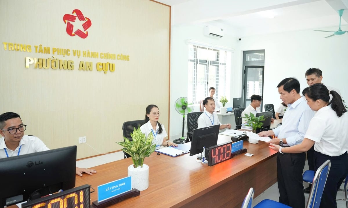 Lãnh đạo TP Huế kiểm tra quá trình vận hành thử mô hình chính quyền địa phương 2 cấp. Ảnh: V.D Lãnh đạo TP Huế kiểm tra quá trình vận hành thử mô hình chính quyền địa phương 2 cấp. Ảnh: V.D