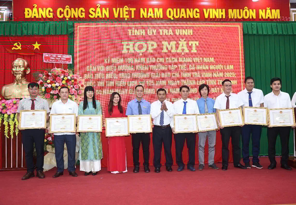 Chủ tịch tỉnh Trà Vinh đã trao bằng khen cho phóng viên Hồ Thảo – Văn phòng Đại diện Báo Nông nghiệp và Môi trường tại Đồng bằng sông Cửu Long, cùng các cá nhân có đóng góp tích cực cho sự phát triển của tỉnh trong lĩnh vực báo chí. Ảnh: Quốc Bình. Chủ tịch tỉnh Trà Vinh đã trao bằng khen cho phóng viên Hồ Thảo – Văn phòng Đại diện Báo Nông nghiệp và Môi trường tại Đồng bằng sông Cửu Long, cùng các cá nhân có đóng góp tích cực cho sự phát triển của tỉnh trong lĩnh vực báo chí. Ảnh: Quốc Bình.