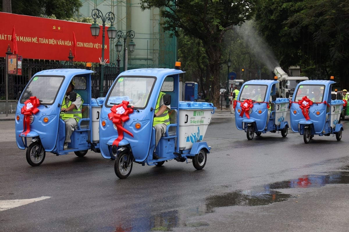Xe thu gom 3 bánh chạy bằng điện đem lại hiệu suất cao hơn nhiều lần so với thu gom thủ công. Ảnh: Hoàng Hiền. Xe thu gom 3 bánh chạy bằng điện đem lại hiệu suất cao hơn nhiều lần so với thu gom thủ công. Ảnh: Hoàng Hiền.