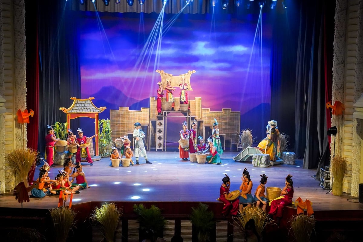 'The Enchanted Crossbow' được dàn dựng công phu từ bối cảnh, đạo cụ sân khấu đến phục trang nhân vật. Ảnh: Victoria School. 'The Enchanted Crossbow' được dàn dựng công phu từ bối cảnh, đạo cụ sân khấu đến phục trang nhân vật. Ảnh: Victoria School.