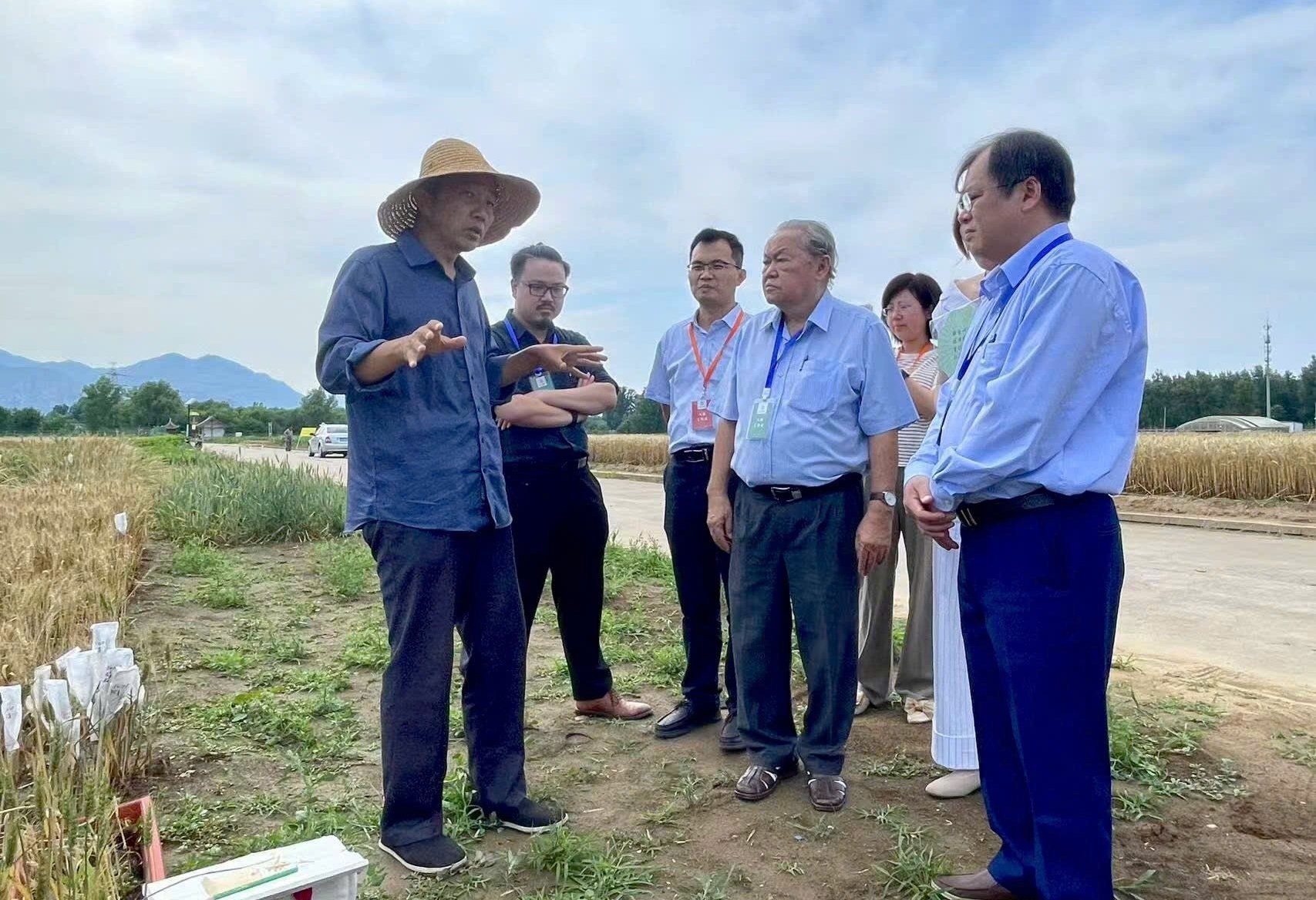 The delegation of Vietnamese agricultural scientists discussed with a Chinese professor specializing in wheat varieties. Photo: Kieu Chi.