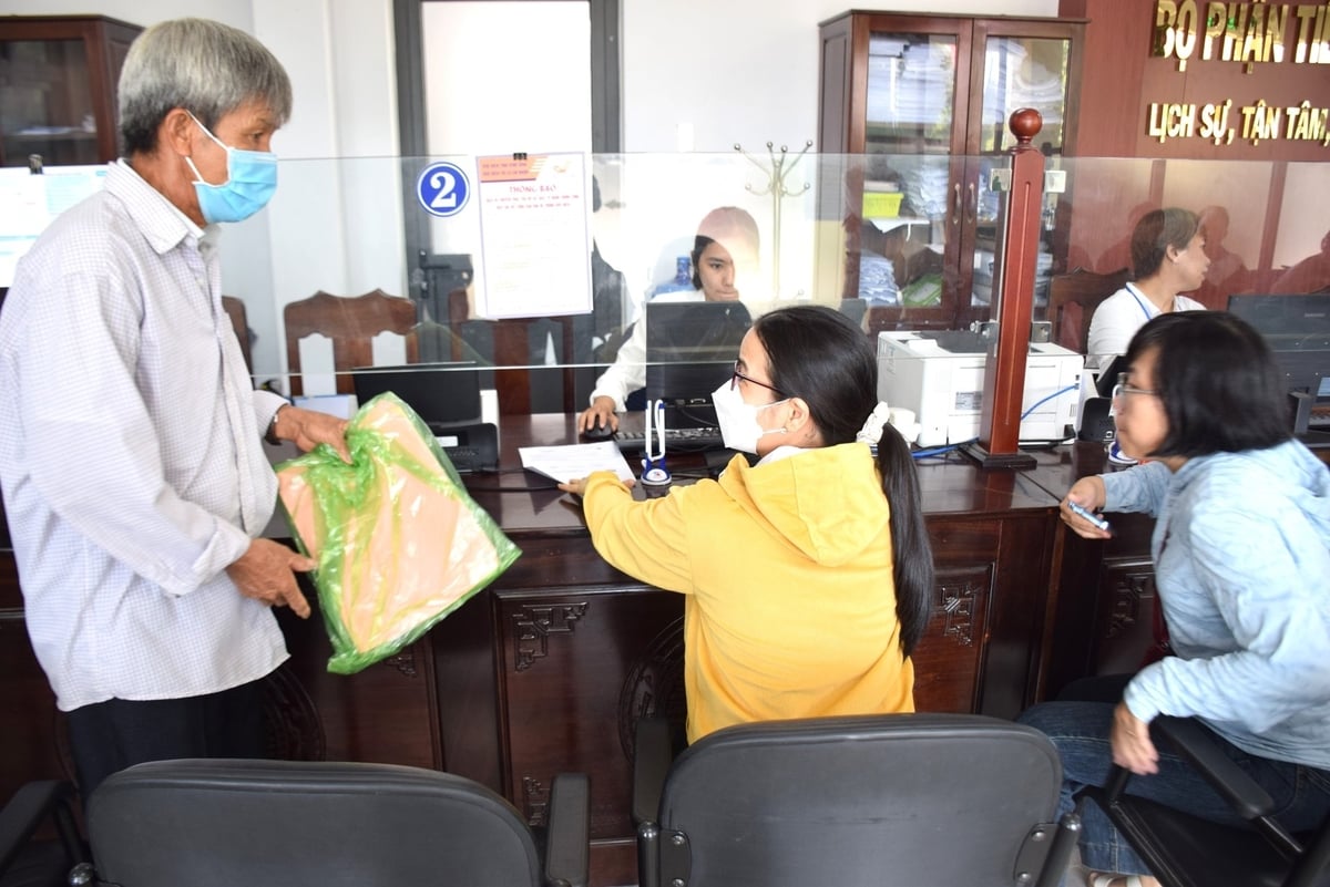 Người dân đến làm thủ tục hành chính tại Trung tâm Phục vụ hành chính công phường Bình Định. Ảnh: V.Đ.T Người dân đến làm thủ tục hành chính tại Trung tâm Phục vụ hành chính công phường Bình Định. Ảnh: V.Đ.T
