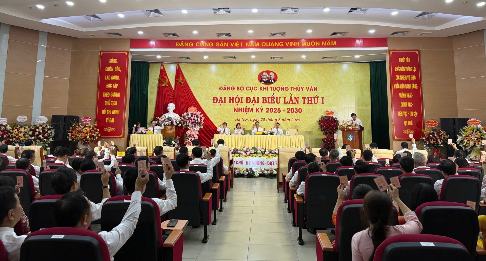 Các đại biểu biểu quyết thông qua Nghị quyết Đại hội Đảng bộ Cục KTTV lần thứ I, nhiệm kỳ 2025-2030. Ảnh: Nguyễn Thủy. Các đại biểu biểu quyết thông qua Nghị quyết Đại hội Đảng bộ Cục KTTV lần thứ I, nhiệm kỳ 2025-2030. Ảnh: Nguyễn Thủy.