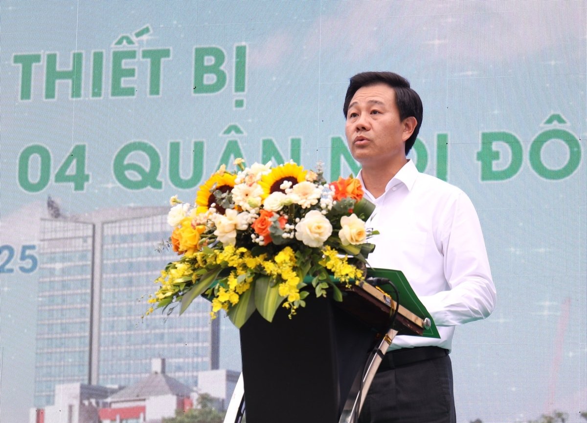 Giám đốc Sở NN-MT Hà Nội Nguyễn Xuân Đại cam kết phối hợp chặt chẽ với các ngành, địa phương, đơn vị môi trường để bảo đảm thiết bị được vận hành đúng công năng, hiệu quả, tiết kiệm. Ảnh: Hoàng Hiền. Giám đốc Sở NN-MT Hà Nội Nguyễn Xuân Đại cam kết phối hợp chặt chẽ với các ngành, địa phương, đơn vị môi trường để bảo đảm thiết bị được vận hành đúng công năng, hiệu quả, tiết kiệm. Ảnh: Hoàng Hiền.
