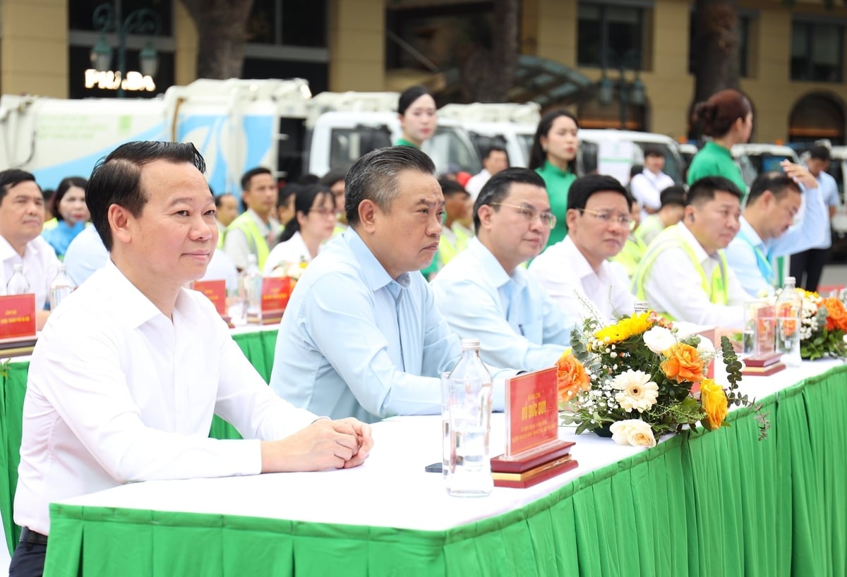 Buổi lễ có sự tham dự của ông Đỗ Đức Duy, Ủy viên Trung ương Đảng, Bộ trưởng Bộ NN-MT; Ông Lê Anh Tuấn, Thứ trưởng Bộ Xây dựng; Ông Trần Sỹ Thanh, Ủy viên Trung ương Đảng, Chủ tịch UBND thành phố Hà Nội và các đồng chí lãnh đạo HĐND, UBND, MTTQ Việt Nam và thành phố, đại diện các sở, ban ngành, lãnh đạo địa phương. Ảnh: Hoàng Hiền. Buổi lễ có sự tham dự của ông Đỗ Đức Duy, Ủy viên Trung ương Đảng, Bộ trưởng Bộ NN-MT; Ông Lê Anh Tuấn, Thứ trưởng Bộ Xây dựng; Ông Trần Sỹ Thanh, Ủy viên Trung ương Đảng, Chủ tịch UBND thành phố Hà Nội và các đồng chí lãnh đạo HĐND, UBND, MTTQ Việt Nam và thành phố, đại diện các sở, ban ngành, lãnh đạo địa phương. Ảnh: Hoàng Hiền.