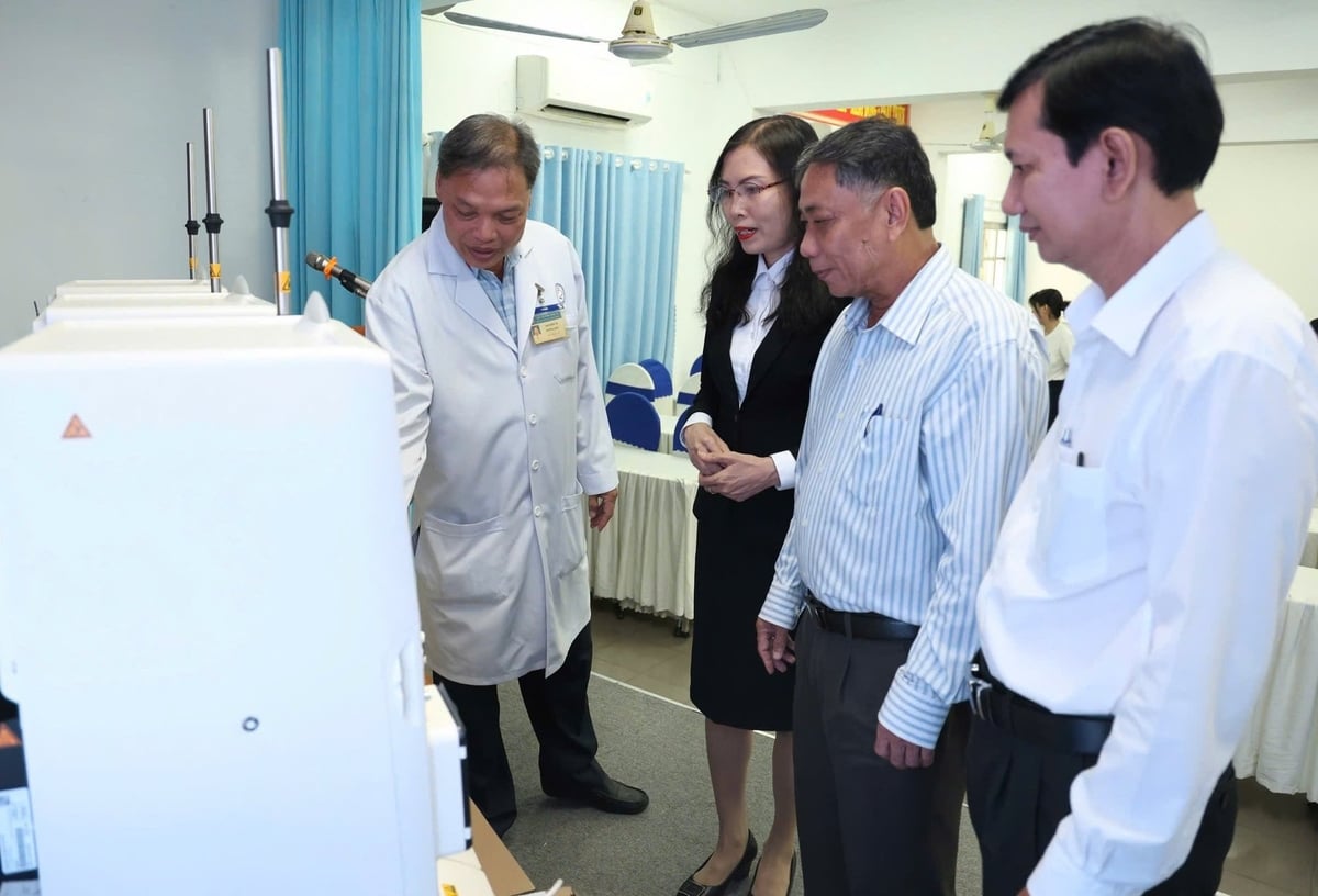 Các đại biểu kiểm tra thiết bị được bàn giao. Ảnh: Nhật Minh. Các đại biểu kiểm tra thiết bị được bàn giao. Ảnh: Nhật Minh.