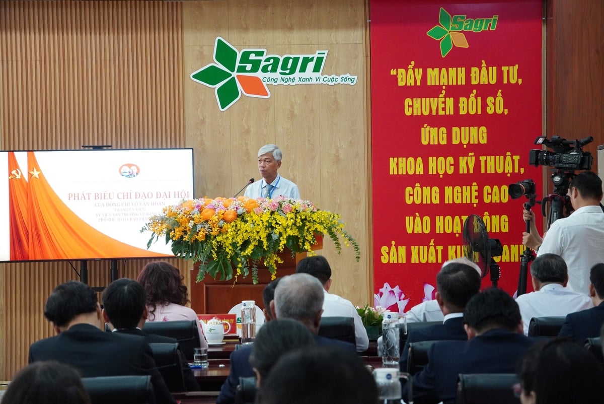 Ông Võ Văn Hoan, Thành ủy viên, Ủy viên Ban Thường vụ Đảng ủy, Phó Chủ tịch UBND TP.HCM phát biểu chỉ đạo Đại hội. Ảnh: Nguyễn Thủy. Ông Võ Văn Hoan, Thành ủy viên, Ủy viên Ban Thường vụ Đảng ủy, Phó Chủ tịch UBND TP.HCM phát biểu chỉ đạo Đại hội. Ảnh: Nguyễn Thủy.