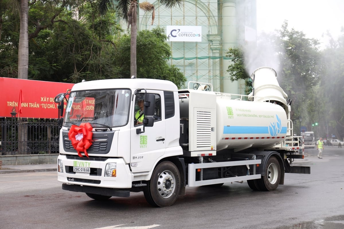 Xe phun sương dập bụi đa năng có khả năng thực hiện nhiều chức năng như phun sương dập bụi, và rửa đường. Ảnh: Hoàng Hiền. Xe phun sương dập bụi đa năng có khả năng thực hiện nhiều chức năng như phun sương dập bụi, và rửa đường. Ảnh: Hoàng Hiền.