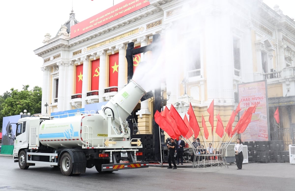 Xe dập bụi phun ra các hạt sương nước có kích thước hạt nhỏ cỡ micromet để hấp thụ các hạt bụi lơ lửng còn sót lại trong không khí, góp phần cải thiện rõ rệt chất lượng không khí đô thị, giảm thiểu ô nhiễm bụi mịn, tạo ra một môi trường sống trong lành hơn cho người dân thành phố. Ảnh: Hoàng Hiền. Xe dập bụi phun ra các hạt sương nước có kích thước hạt nhỏ cỡ micromet để hấp thụ các hạt bụi lơ lửng còn sót lại trong không khí, góp phần cải thiện rõ rệt chất lượng không khí đô thị, giảm thiểu ô nhiễm bụi mịn, tạo ra một môi trường sống trong lành hơn cho người dân thành phố. Ảnh: Hoàng Hiền.