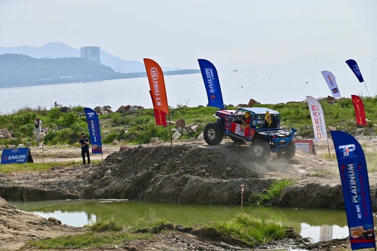 Hơn 300 vận động viên tham gia tranh tài ở 5 hạng thi đấu gồm: Chuyên nghiệp, nâng cấp, bán tải cơ bản, SUV nguyên bản và camping. Ảnh: Phương Chi. Hơn 300 vận động viên tham gia tranh tài ở 5 hạng thi đấu gồm: Chuyên nghiệp, nâng cấp, bán tải cơ bản, SUV nguyên bản và camping. Ảnh: Phương Chi.