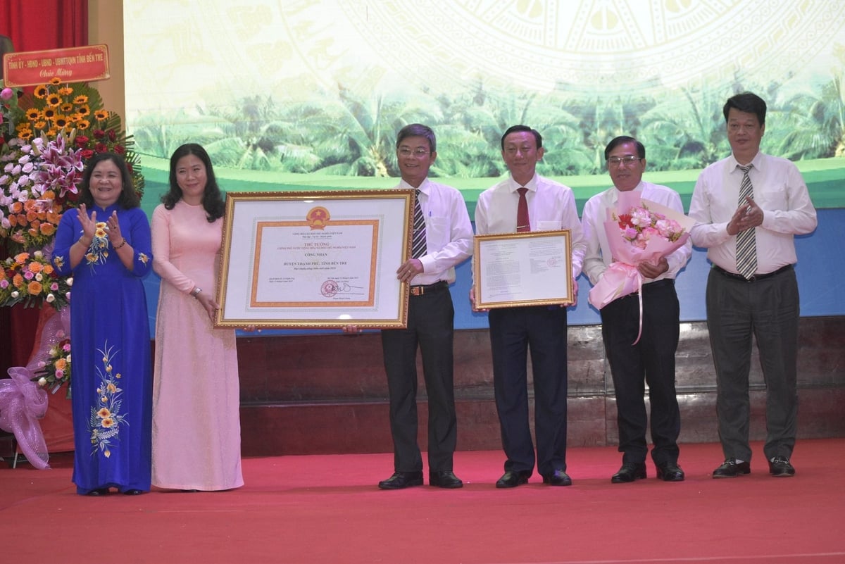 Bà Hồ Thị Hoàng Yến (trái) trao bằng công nhận huyện đạt chuẩn nông thôn mới của Thủ tướng cho huyện Thạnh Phú. Ảnh: Kiều Nhi. Bà Hồ Thị Hoàng Yến (trái) trao bằng công nhận huyện đạt chuẩn nông thôn mới của Thủ tướng cho huyện Thạnh Phú. Ảnh: Kiều Nhi.