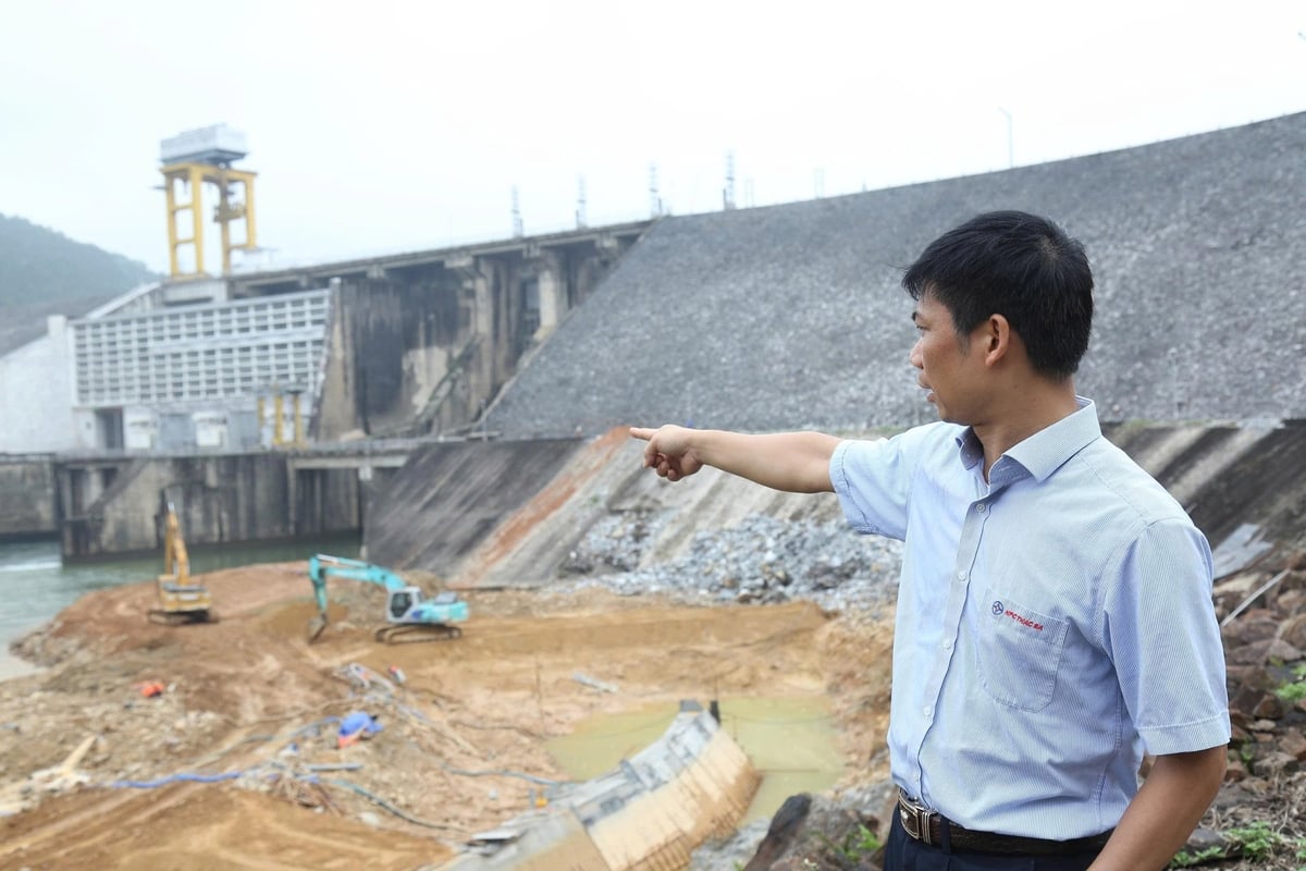 Ông Nguyễn Mạnh Cường, Phó Giám đốc Công ty Cổ phần Thủy điện Thác Bà chia sẻ đợt lũ năm 2024 công ty bị thiệt hại khoảng 30 tỷ đồng. Ảnh: Thanh Tiến. Ông Nguyễn Mạnh Cường, Phó Giám đốc Công ty Cổ phần Thủy điện Thác Bà chia sẻ đợt lũ năm 2024 công ty bị thiệt hại khoảng 30 tỷ đồng. Ảnh: Thanh Tiến.