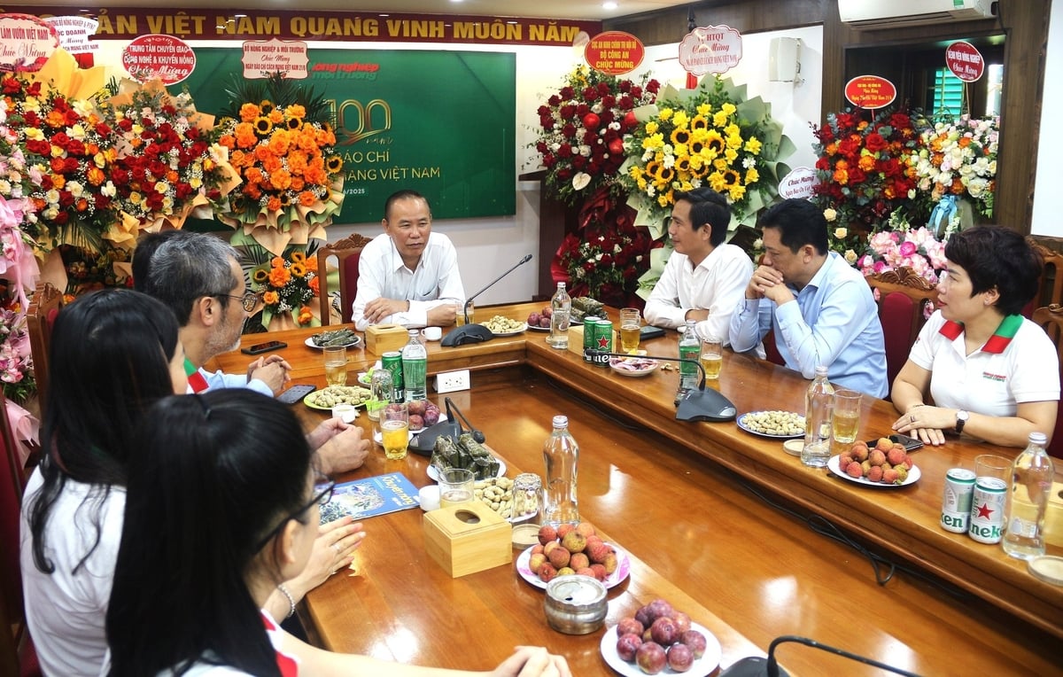 Thứ trưởng ghi nhận và biểu dương những nỗ lực mà Báo Nông nghiệp và Môi trường đã thể hiện trong thời gian qua. Ảnh: Phạm Hiếu. Thứ trưởng ghi nhận và biểu dương những nỗ lực mà Báo Nông nghiệp và Môi trường đã thể hiện trong thời gian qua. Ảnh: Phạm Hiếu.