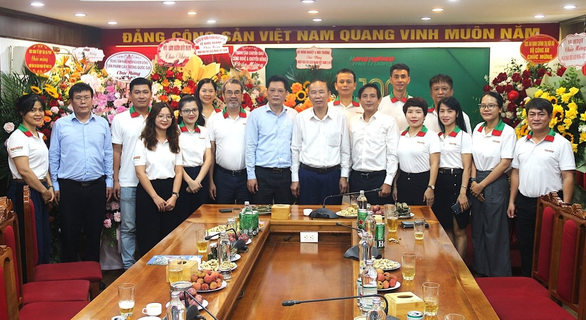 Thứ trưởng Phùng Đức Tiến chúc mừng Báo Nông nghiệp và Môi trường tại trụ sở số 14 Ngô Quyền, Tràng Tiền, Hoàn Kiếm, Hà Nội. Ảnh: Phạm Hiếu. Thứ trưởng Phùng Đức Tiến chúc mừng Báo Nông nghiệp và Môi trường tại trụ sở số 14 Ngô Quyền, Tràng Tiền, Hoàn Kiếm, Hà Nội. Ảnh: Phạm Hiếu.