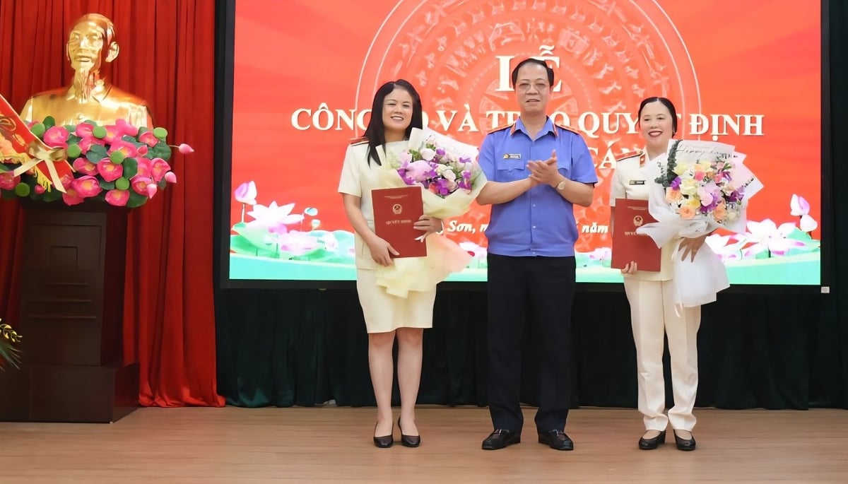 Lãnh đạo Viện KSND tối cao trao quyết định cho bà Nguyễn Thị Thủy (bên trái) và bà Hồ Thị Lan Anh. Ảnh: Dương Duyên.