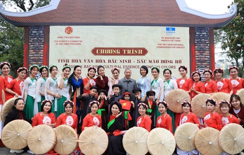 Du khách đến làng tranh Đông Hồ không chỉ được tham quan mà còn được trải nghiệm quy trình làm tranh dưới sự hướng dẫn của các nghệ nhân. Ảnh: Sở Văn Hóa Bắc Ninh. Du khách đến làng tranh Đông Hồ không chỉ được tham quan mà còn được trải nghiệm quy trình làm tranh dưới sự hướng dẫn của các nghệ nhân. Ảnh: Sở Văn Hóa Bắc Ninh.